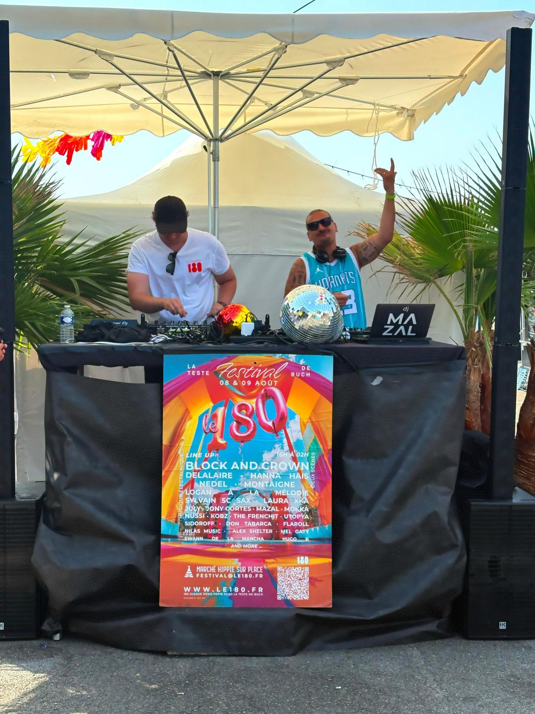 Sullivan et DJ Mazal à la scène hippie