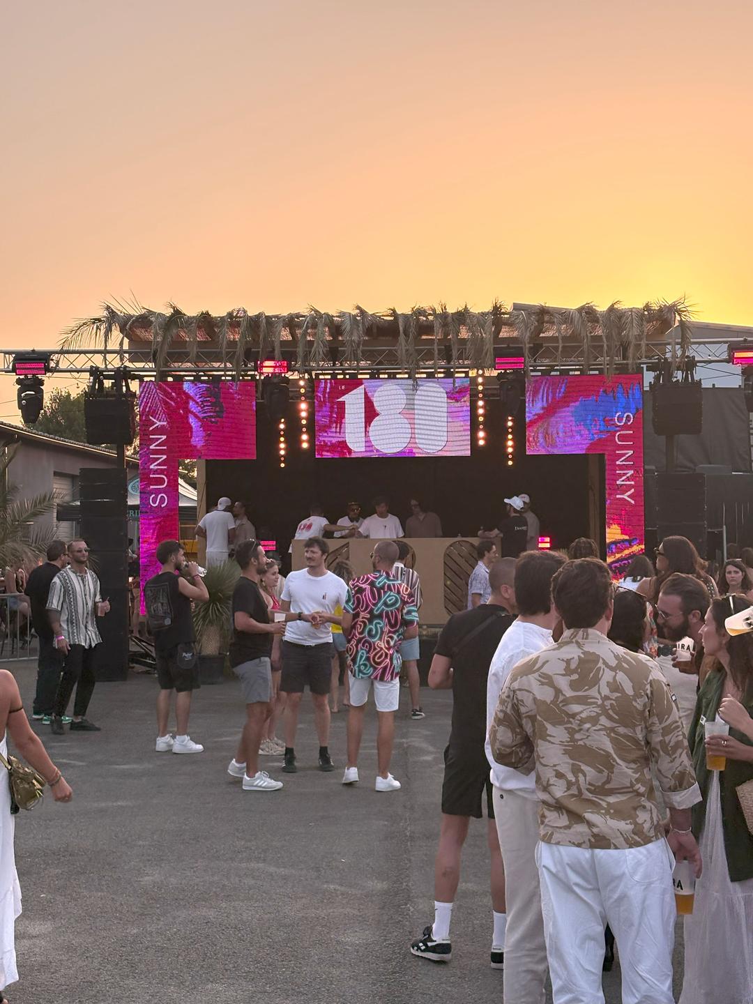 Coucher de soleil devant la main stage